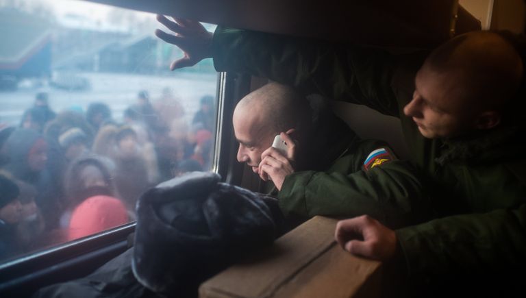 Новобранцы, призванные для прохождения службы в рядах вооруженных сил РФ, прощаются с родными и близкими на станции Омск-Пассажирский в Омске Новобранцы, призванные для прохождения службы в рядах вооруженных сил РФ, прощаются с родными и близкими на станции Омск-Пассажирский в Омске