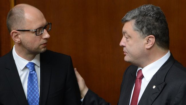 Премьер-министр Украины Арсений Яценюк и президент Украины Петр Порошенко на внеочередном заседании Верховной Рады. Архив Премьер-министр Украины Арсений Яценюк и президент Украины Петр Порошенко на внеочередном заседании Верховной Рады. Архив
