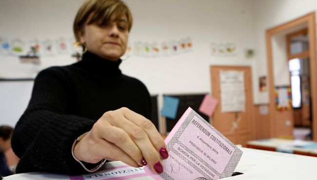 Женщина во время голосования на референдуме в Италии Женщина во время голосования на референдуме в Италии