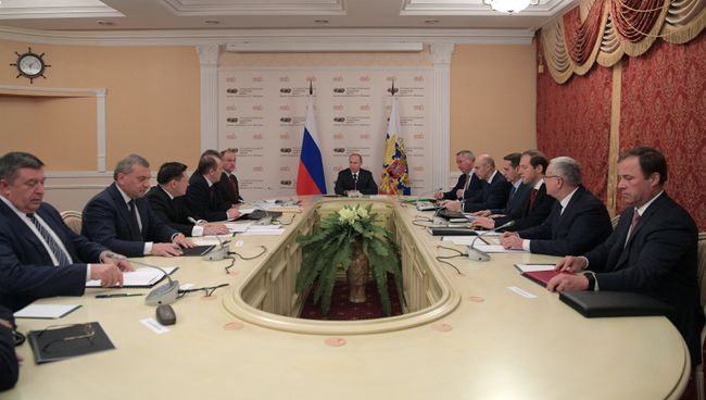 Президент РФ Владимир Путин проводит совещание с постоянными членами Совета безопасности РФ в Миассе. 5 декабря 2016