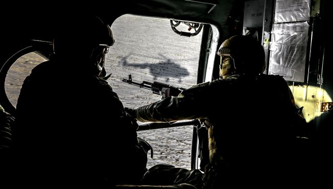 Военнослужащие Вооруженных сил Украины в вертолете в Донецкой области Военнослужащие Вооруженных сил Украины в вертолете в Донецкой области
