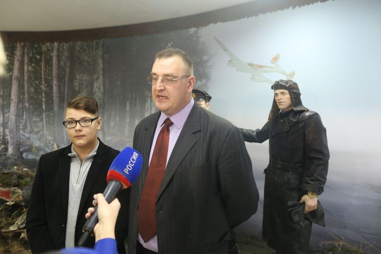 Племянник и внук штурмана Ткаченко на открытии экспозиции, посвященной экипажу Пе-2 №25