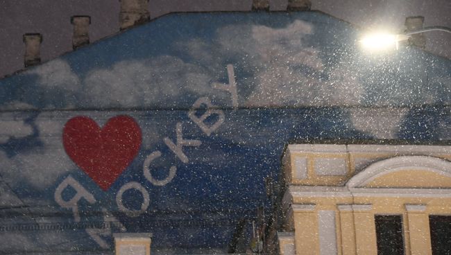 Фрагмент здания в Москве во время снегопада. Архивное фото Фрагмент здания в Москве во время снегопада. Архивное фото