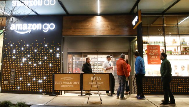 Сотрудники у входа в магазин Amazon Go в Сиэтле, США. 5 декабря 2016 Сотрудники у входа в магазин Amazon Go в Сиэтле, США. 5 декабря 2016