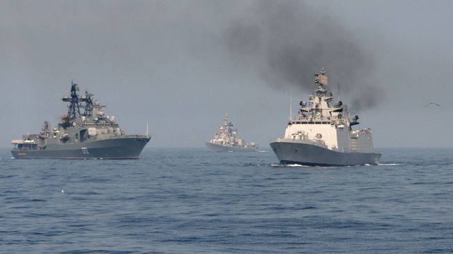 Совместное маневрирование индийских и российских военных кораблей. Архивное фото Совместное маневрирование индийских и российских военных кораблей. Архивное фото