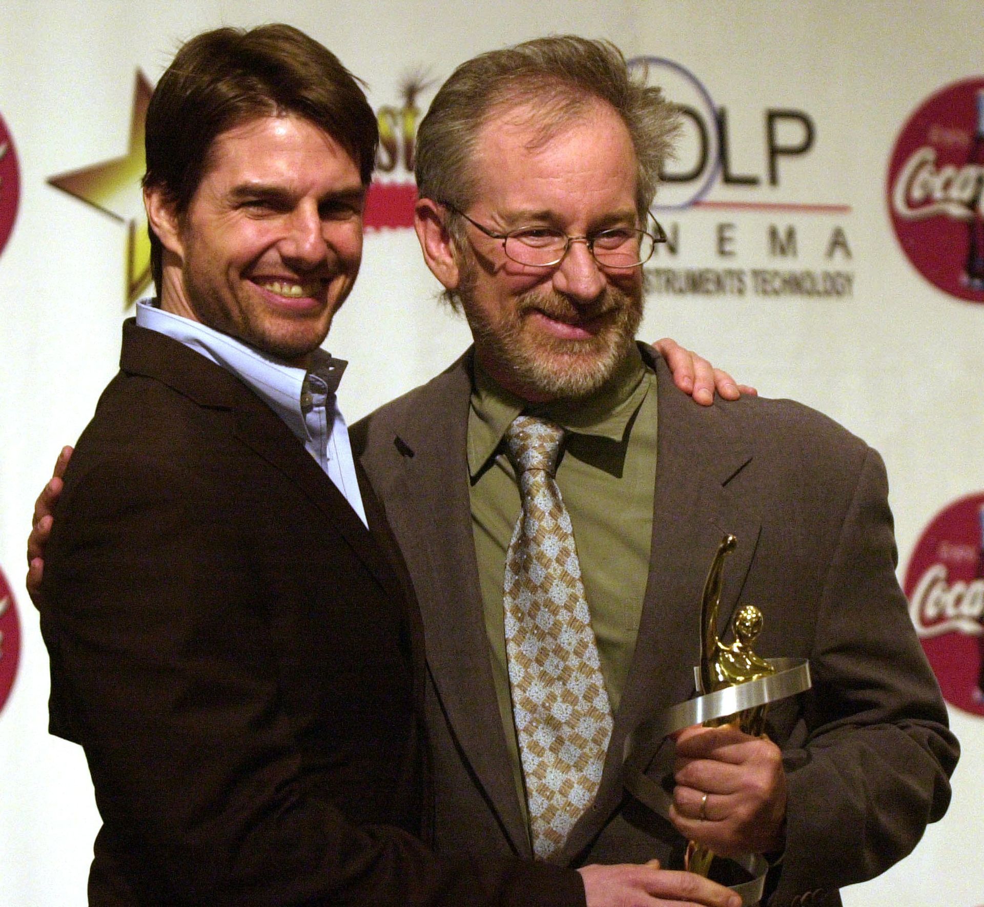Актер Том Круз и режиссер Стивен Спилберг на премии ShoWest Gala, 7 марта 2002 Актер Том Круз и режиссер Стивен Спилберг на премии ShoWest Gala, 7 марта 2002 - РИА Новости, 1920, 14.09.2025