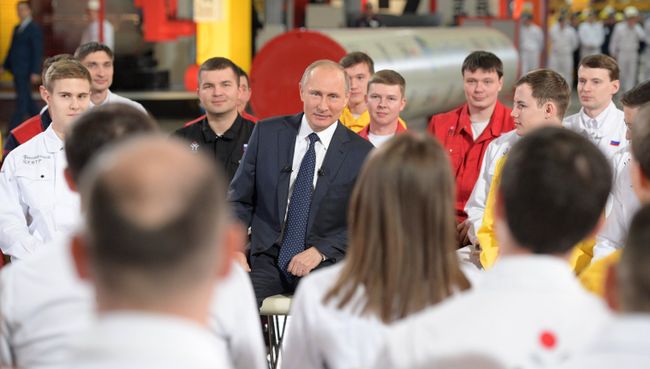 Владимир Путин во время общения с рабочими цеха ЭТЕРНО ПАО Челябинский трубопрокатный завод. 5 декабря 2016 Владимир Путин во время общения с рабочими цеха ЭТЕРНО ПАО Челябинский трубопрокатный завод. 5 декабря 2016
