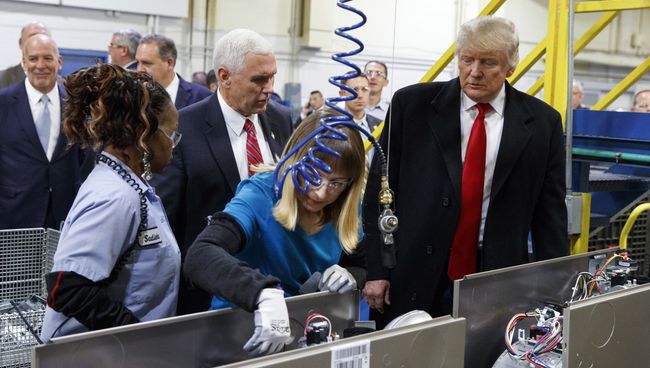 Избранный президент США Дональд Трамп во время визита на завод компании Carrier. Архивное фото Избранный президент США Дональд Трамп во время визита на завод компании Carrier. Архивное фото