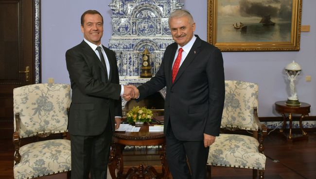 Председатель правительства РФ Дмитрий Медведев и премьер-министр Турции Бинали Йылдырым во время встречи в подмосковной резиденции Горки. 6 декабря 2016 Председатель правительства РФ Дмитрий Медведев и премьер-министр Турции Бинали Йылдырым во время встречи в подмосковной резиденции Горки. 6 декабря 2016