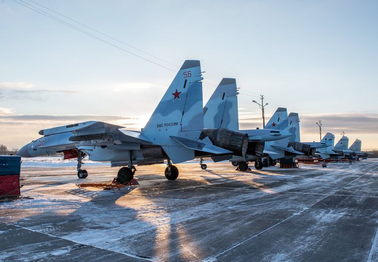 Самолеты Су-35 поступившие в 6-ю Ленинградскую Краснознамённую армию ВВС и ПВО на аэродроме Бесовец в Республике Карелия Самолеты Су-35 поступившие в 6-ю Ленинградскую Краснознамённую армию ВВС и ПВО на аэродроме Бесовец в Республике Карелия