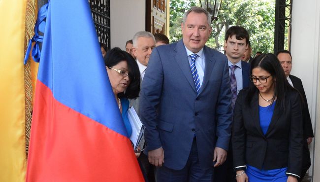 Заместитель председателя правительства РФ Дмитрий Рогозин и министр иностранных дел Венесуэлы Делси Родригес во время встречи в Каракасе. 6 декабря 2016 Заместитель председателя правительства РФ Дмитрий Рогозин и министр иностранных дел Венесуэлы Делси Родригес во время встречи в Каракасе. 6 декабря 2016