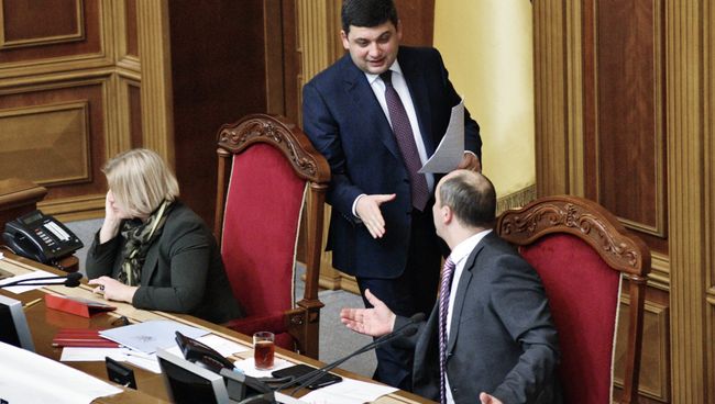 Председатель Верховной рады Украины Андрей Парубий и премьер-министр Украины Владимир Гройсман (справа налево на первом плане) на заседании Верховной рады Украины в Киеве. Архивное фото Председатель Верховной рады Украины Андрей Парубий и премьер-министр Украины Владимир Гройсман (справа налево на первом плане) на заседании Верховной рады Украины в Киеве. Архивное фото