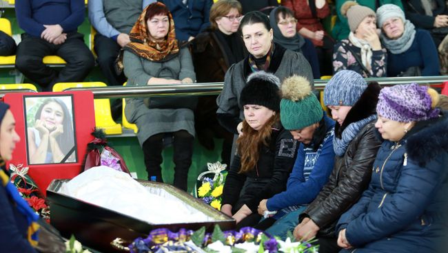 Родные и близкие на церемонии прощания с детьми, погибшими в ДТП на трассе Тюмень - Ханты-Мансийск 4 декабря, в Центре физической культуры и спорта Жемчужина Югры