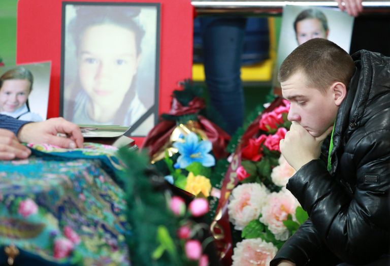 Родные и близкие на церемонии прощания с детьми, погибшими в ДТП на трассе Тюмень - Ханты-Мансийск 4 декабря, в Центре физической культуры и спорта Жемчужина Югры Родные и близкие на церемонии прощания с детьми, погибшими в ДТП на трассе Тюмень - Ханты-Мансийск 4 декабря, в Центре физической культуры и спорта Жемчужина Югры