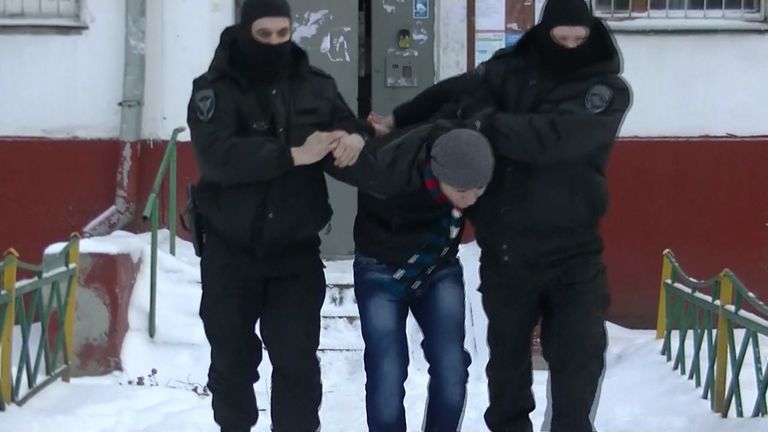 Подозреваемых в экстремизме задержали в Москве и Подмосковье. Кадры операции Подозреваемых в экстремизме задержали в Москве и Подмосковье. Кадры операции