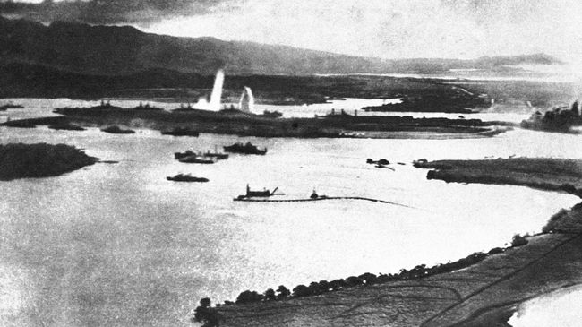 Вид Перл-Харбора во время японских бомбардировок. 7 декабря 1941 года
