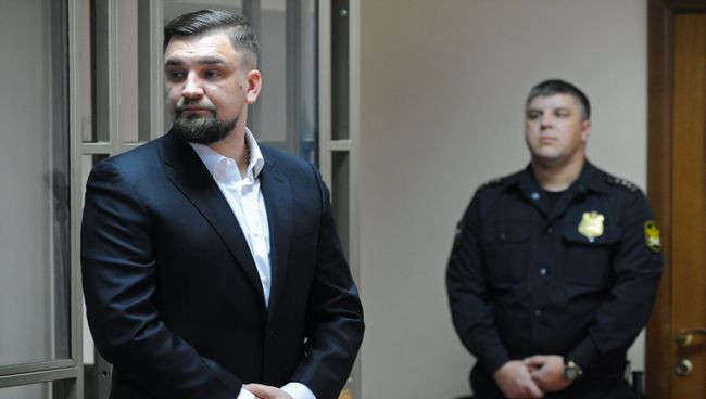 Рэп-исполнитель Василий Вакуленко (Баста) перед началом заседания Октябрьского районного суда Ростова-на-Дону, который рассматривает иск о защите деловой репутации хип-хоп исполнителя Кирилла Толмацкого к рэперу Василию Вакуленко