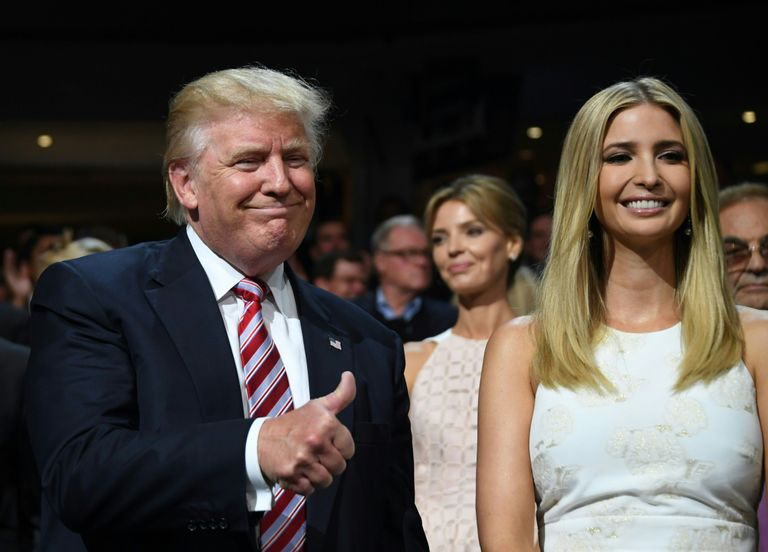 Иванка Трамп и ее отец Дональд Трамп. Штат Огайо, 20 июля 2016 Иванка Трамп и ее отец Дональд Трамп. Штат Огайо, 20 июля 2016