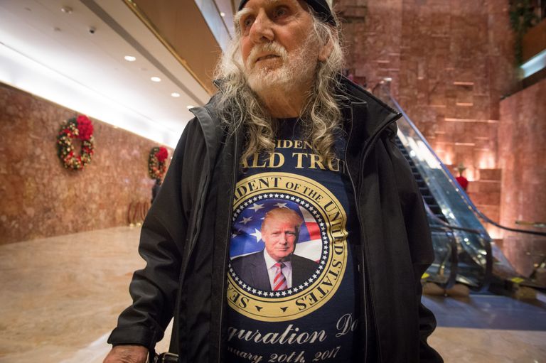 Сторонник Дональда Трампа в холле башни Трампа Сторонник Дональда Трампа в холле башни Трампа