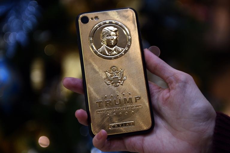 Смартфон c барельефом Дональда Трампа, выпущенный в честь его победы на президентских выборах США Смартфон c барельефом Дональда Трампа, выпущенный в честь его победы на президентских выборах США