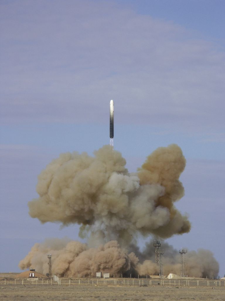 Запуск баллистической ракеты РС-18 с космодрома Байконур Запуск баллистической ракеты РС-18 с космодрома Байконур
