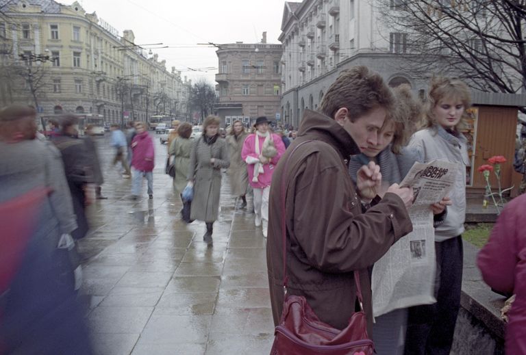 Прохожие на улицах Вильнюса. Архивное фото Прохожие на улицах Вильнюса. Архивное фото