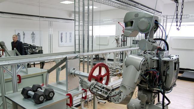 Испытание антропоморфного робота Федор проекта Спасатель в лаборатории на базе научно-производственного объединения Андроидная техника в Магнитогорске. Архивное фото Испытание антропоморфного робота Федор проекта Спасатель в лаборатории на базе научно-производственного объединения Андроидная техника в Магнитогорске. Архивное фото