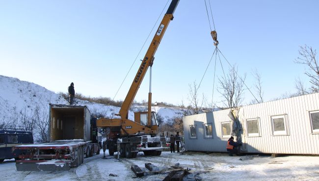Установка пункта обогрева на КПП Станица Луганская в ЛНР. Архивное фото Установка пункта обогрева на КПП Станица Луганская в ЛНР. Архивное фото