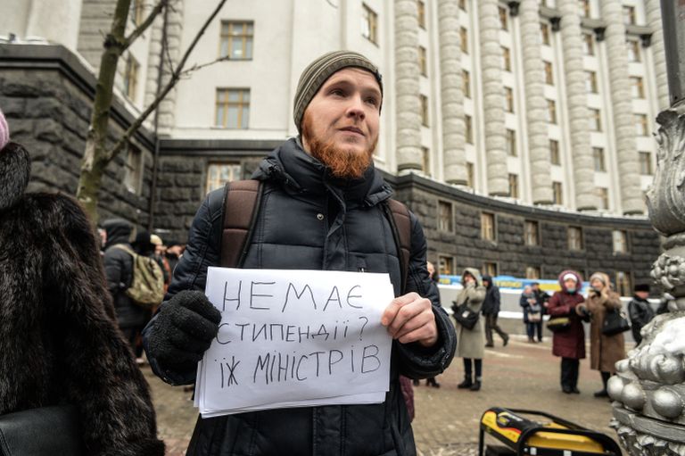 Участники акции профсоюзов за повышение социальных стандартов и снижение тарифов в Киеве. 8 декабря 2016 Участники акции профсоюзов за повышение социальных стандартов и снижение тарифов в Киеве. 8 декабря 2016