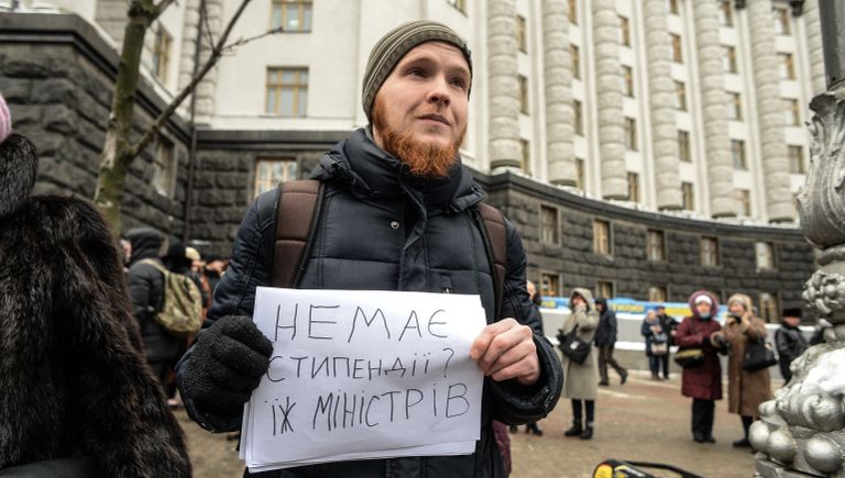Участники акции профсоюзов за повышение социальных стандартов и снижение тарифов в Киеве. 8 декабря 2016