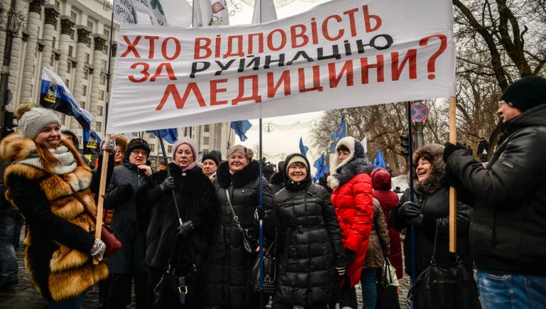 Участники акции профсоюзов за повышение социальных стандартов и снижение тарифов в Киеве. 8 декабря 2016