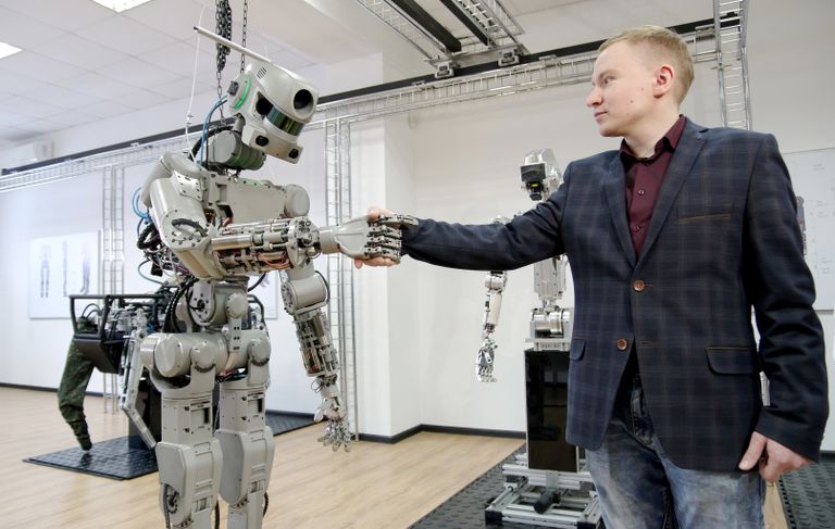 Испытание антропоморфного робота Федор проекта Спасатель в лаборатории на базе НПО Андроидная техника в Магнитогорске Испытание антропоморфного робота Федор проекта Спасатель в лаборатории на базе НПО Андроидная техника в Магнитогорске