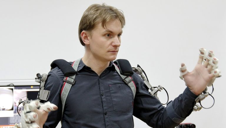 Оператор антропоморфного робота Федор проекта Спасатель во время испытаний в лаборатории на базе НПО Андроидная техника в Магнитогорске Оператор антропоморфного робота Федор проекта Спасатель во время испытаний в лаборатории на базе НПО Андроидная техника в Магнитогорске