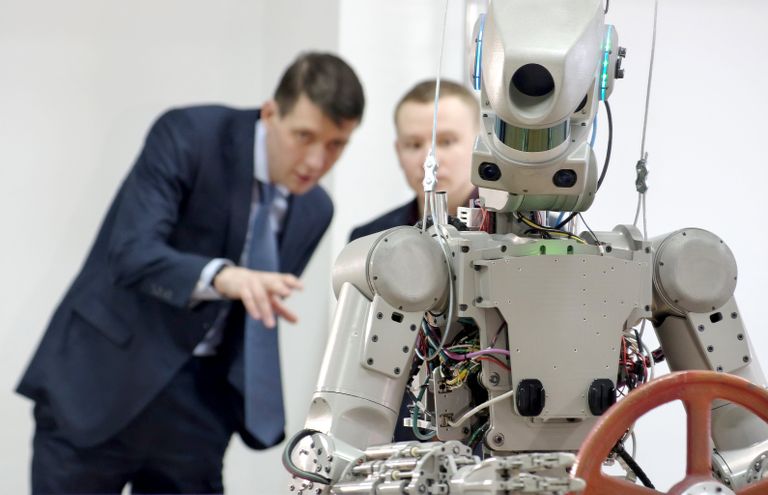 Испытание антропоморфного робота Федор проекта Спасатель в лаборатории на базе НПО Андроидная техника в Магнитогорске Испытание антропоморфного робота Федор проекта Спасатель в лаборатории на базе НПО Андроидная техника в Магнитогорске