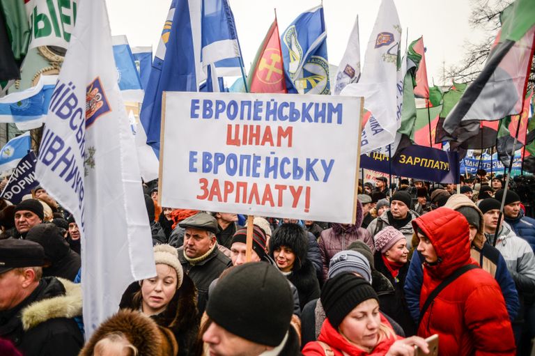 Участники акции профсоюзов за повышение социальных стандартов и снижение тарифов в Киеве. 8 декабря 2016 Участники акции профсоюзов за повышение социальных стандартов и снижение тарифов в Киеве. 8 декабря 2016