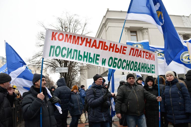 Участники акции профсоюзов за повышение социальных стандартов и снижение тарифов в Киеве. 8 декабря 2016 Участники акции профсоюзов за повышение социальных стандартов и снижение тарифов в Киеве. 8 декабря 2016