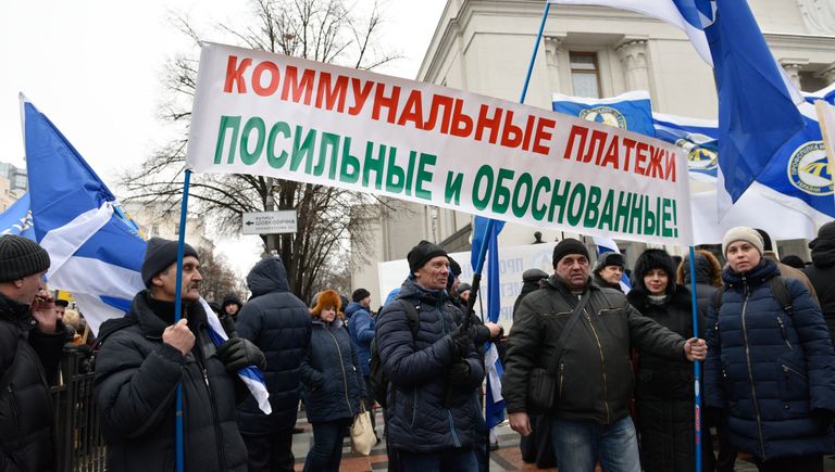 Участники акции профсоюзов за повышение социальных стандартов и снижение тарифов в Киеве. 8 декабря 2016
