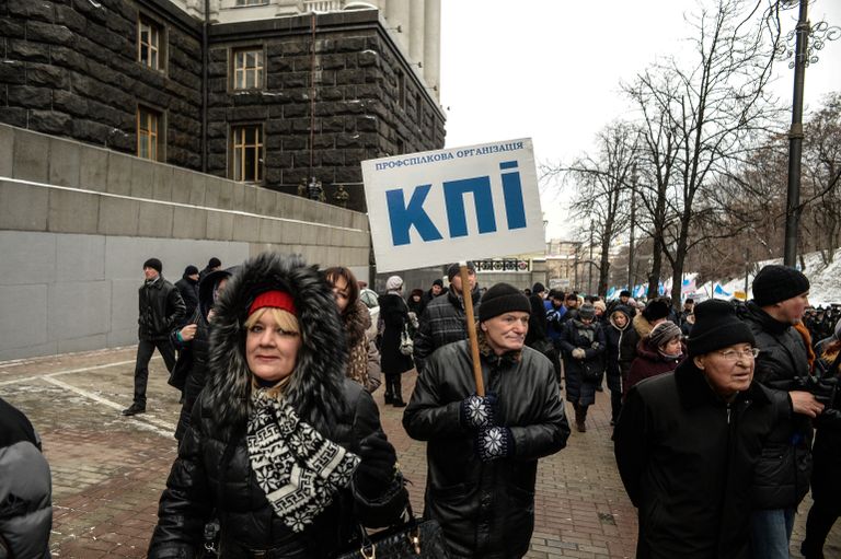 Участники акции профсоюзов за повышение социальных стандартов и снижение тарифов в Киеве. 8 декабря 2016 Участники акции профсоюзов за повышение социальных стандартов и снижение тарифов в Киеве. 8 декабря 2016