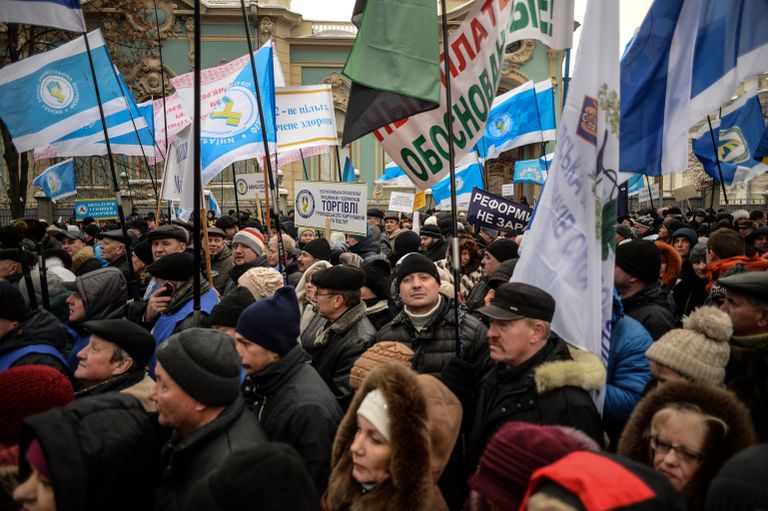 Участники акции профсоюзов за повышение социальных стандартов и снижение тарифов в Киеве. 8 декабря 2016 Участники акции профсоюзов за повышение социальных стандартов и снижение тарифов в Киеве. 8 декабря 2016