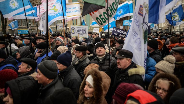 Участники акции профсоюзов за повышение социальных стандартов и снижение тарифов в Киеве. 8 декабря 2016