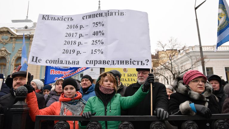 Участники акции профсоюзов за повышение социальных стандартов и снижение тарифов в Киеве. 8 декабря 2016