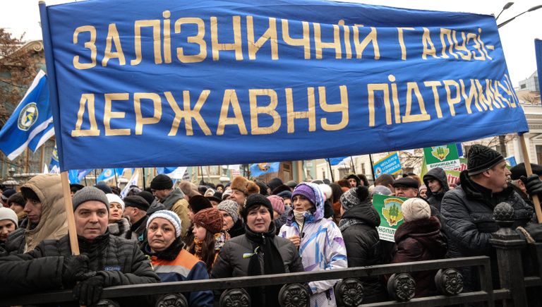 Участники акции профсоюзов за повышение социальных стандартов и снижение тарифов в Киеве. 8 декабря 2016