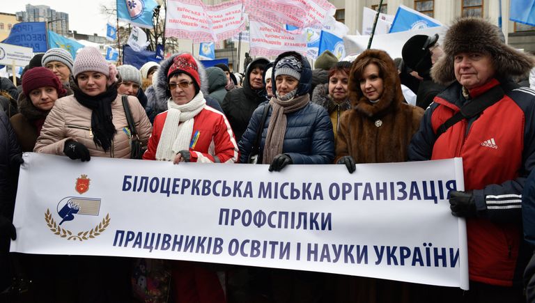Участники акции профсоюзов за повышение социальных стандартов и снижение тарифов в Киеве. 8 декабря 2016