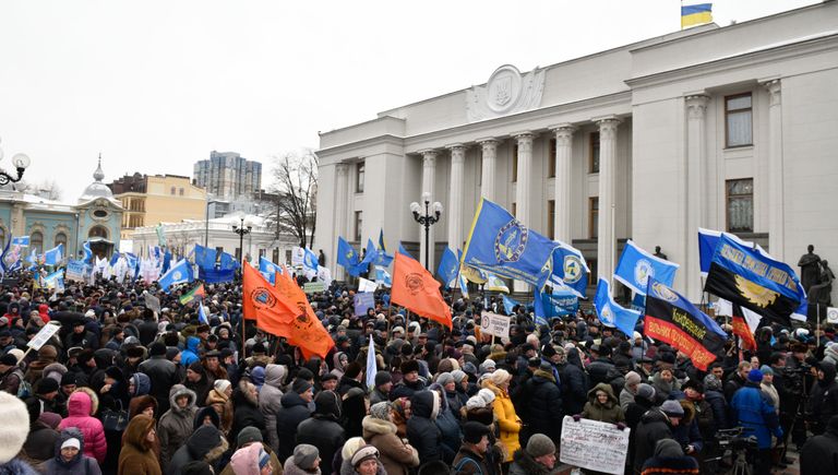 Участники акции профсоюзов за повышение социальных стандартов и снижение тарифов в Киеве. 8 декабря 2016