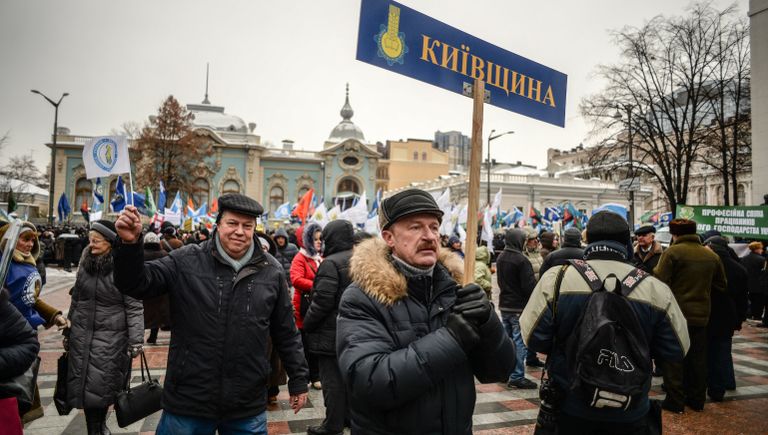 Участники акции профсоюзов за повышение социальных стандартов и снижение тарифов в Киеве. 8 декабря 2016