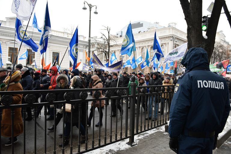 Участники акции профсоюзов за повышение социальных стандартов и снижение тарифов в Киеве. 8 декабря 2016 Участники акции профсоюзов за повышение социальных стандартов и снижение тарифов в Киеве. 8 декабря 2016