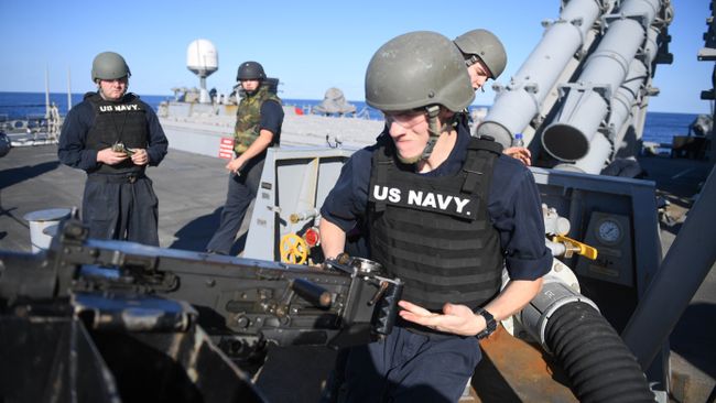 Военнослужащие на ракетном эсминце Porter (DDG 78) 6-го флота США в Средиземном море. Архивное фото