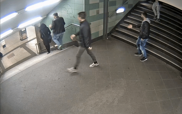 Кадры нападения на женщину в Берлине шокировали немцев Кадры нападения на женщину в Берлине шокировали немцев