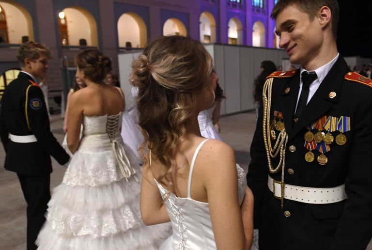 Участники перед началом Международного Кремлевского кадетского бала в Гостином дворе в Москве Участники перед началом Международного Кремлевского кадетского бала в Гостином дворе в Москве