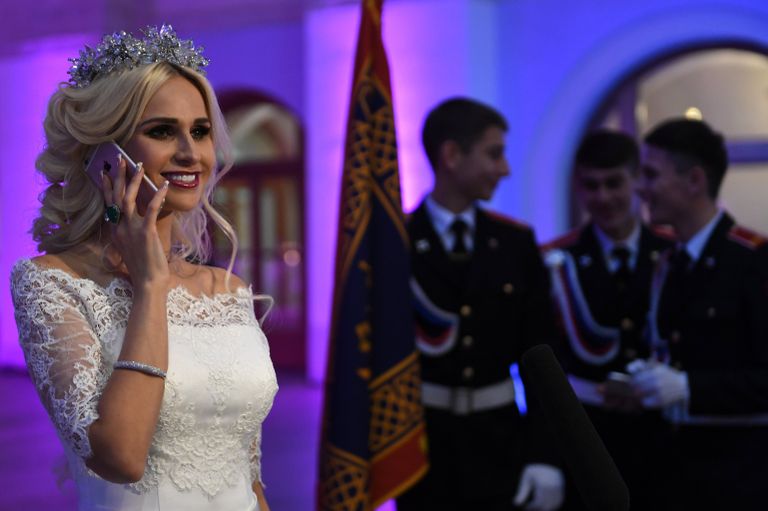 Организатор Международного Кремлевского кадетского бала Юлия Кирпичникова перед началом бала в Гостином дворе в Москве Организатор Международного Кремлевского кадетского бала Юлия Кирпичникова перед началом бала в Гостином дворе в Москве